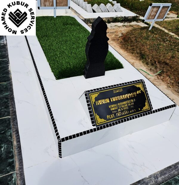 4-6 Inch Dapur Kubur with Artificial Grass and Granite Headstone